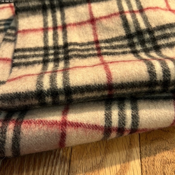 Burberry 100% lambswool scarf - Picture 3 of 5